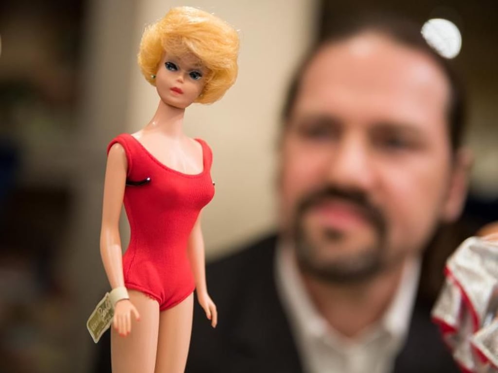 Wie erhält man ihren jugendlichen Schmelz? Chemie-Professor Jens schaut sich im Spielzeugmuseum in Nürnberg eine historische Barbie-Puppe von 1962 an. Foto: Daniel Karmann