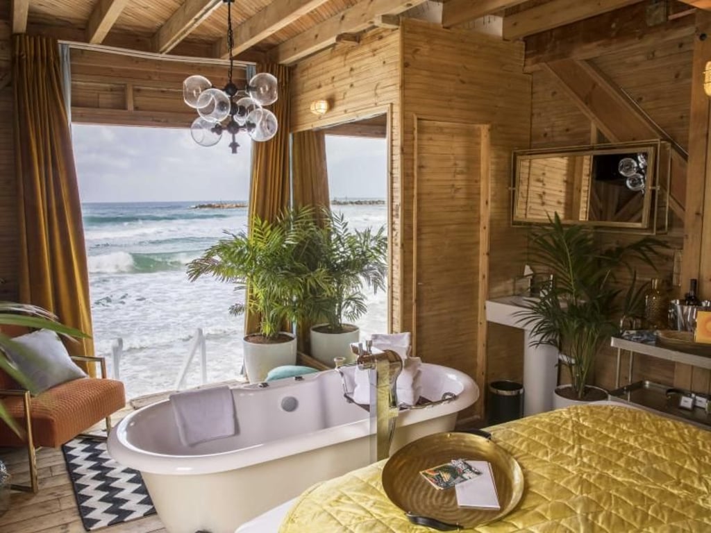 Vom Bett geht's direkt in die Wanne. Foto: Guy Yechiely/Tourismusministerium