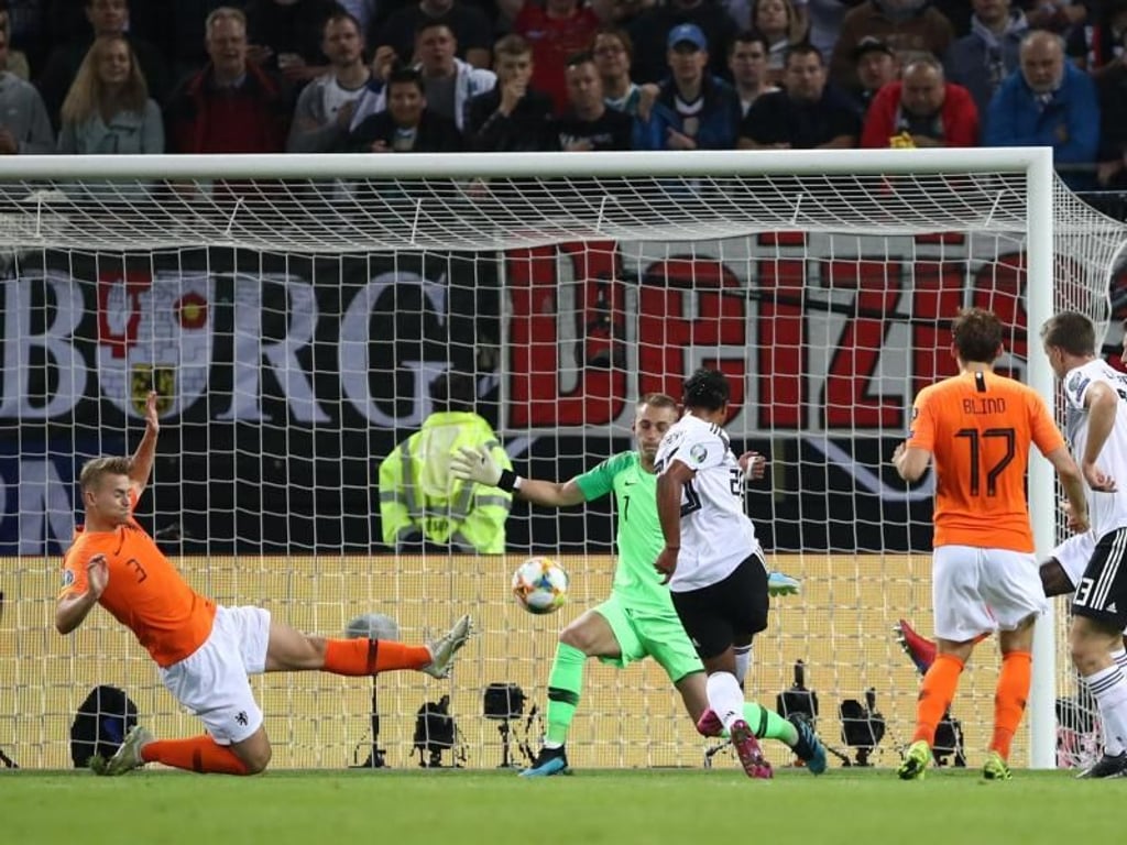 Serge Gnabry (M.) traf zum 1:0. Foto: Christian Charisius