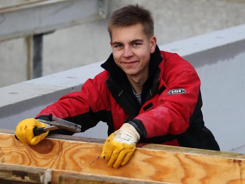 Tim Staroste ist im zweiten Lehrjahr zum Maurer - ein ungewöhnlicher Weg für einen Abiturienten wie ihn. Jugendliche mit Abi sind in dem Beruf eine Seltenheit. Foto: Ina Fassbender