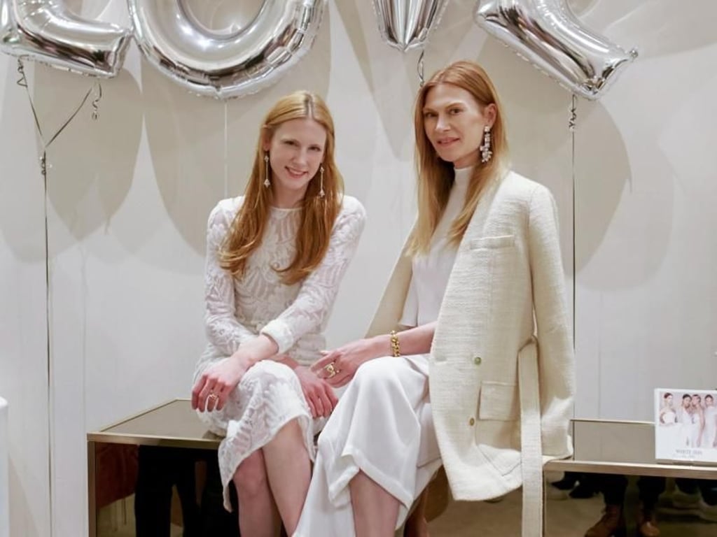 Alexandra Fischer-Roehler (r) und Johanna Kühl haben 2004 das Modehaus Kaviar Gauche gegründet, seit 2009 bringen sie jedes Jahr eine Hochzeitskleid-Kollektion heraus. Foto: Kaviar Gauche/Sabrina Weniger