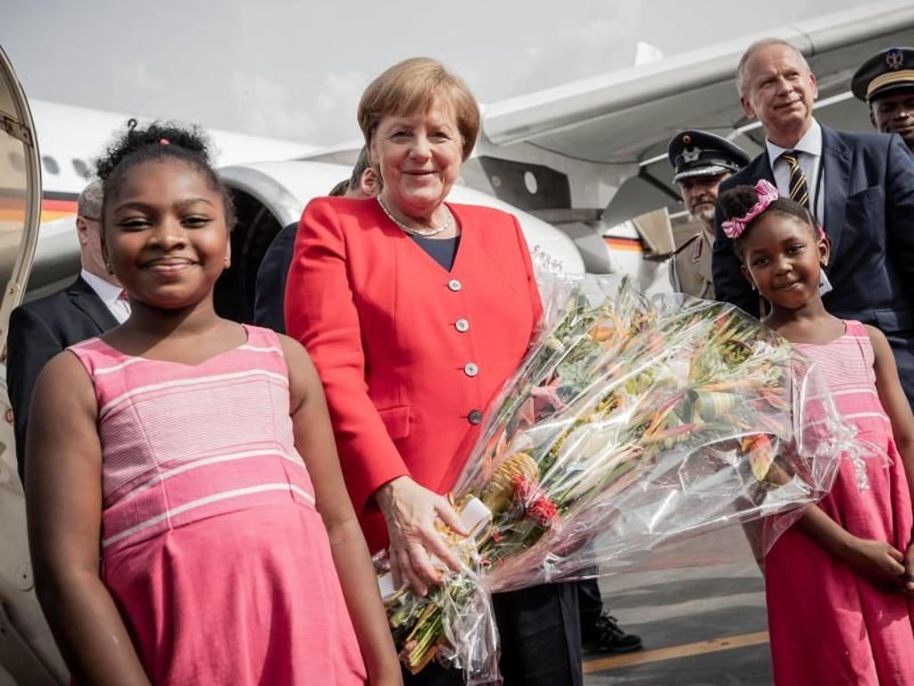 Kanzlerin Merkel bei ihrer Ankunft am Flughafen von Ouagadougou. Foto: Michael Kappeler