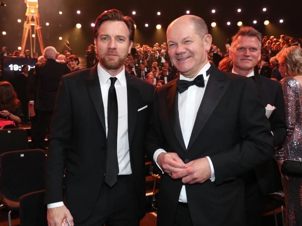 Goldenen Kamera: Schauspieler Ewan McGregor und Hamburgs Erster Bürgermeister Olaf Scholz stehen in Saal auf dem Hamburger Messegelände. Foto: Christian Charisius