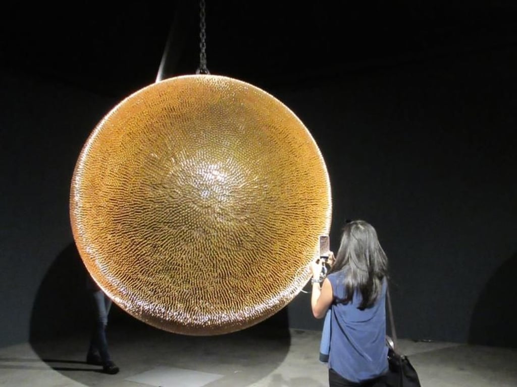 Robert Longos «Death Star II» besteht aus 40.000 Vollmantelgeschossen. Das Kunstwerk wurde bereits für 1,5 Millionen Euro verkauft. Foto: Sabine Glaubitz