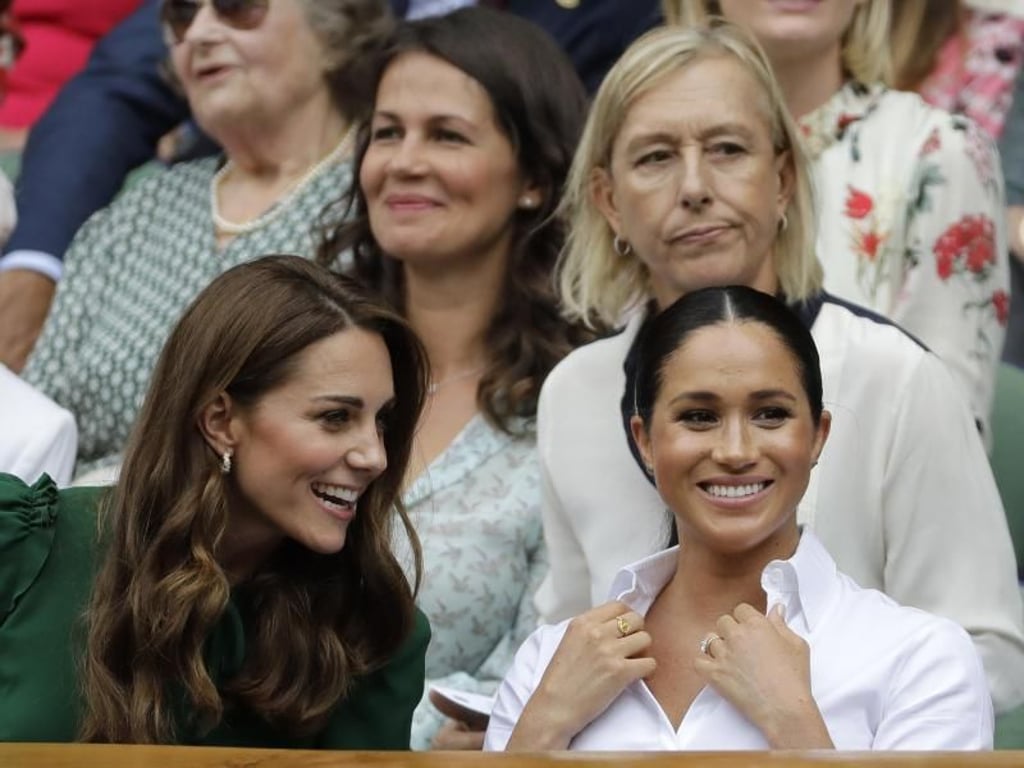 Smalltalk beim Tennis: Kate (l) und Meghan beim Endspiel der Frauen, im Hintergrund sitzen Martina Navratilova (r), und ihre Frau Julia Lemigowa. Foto: Ben Curtis
