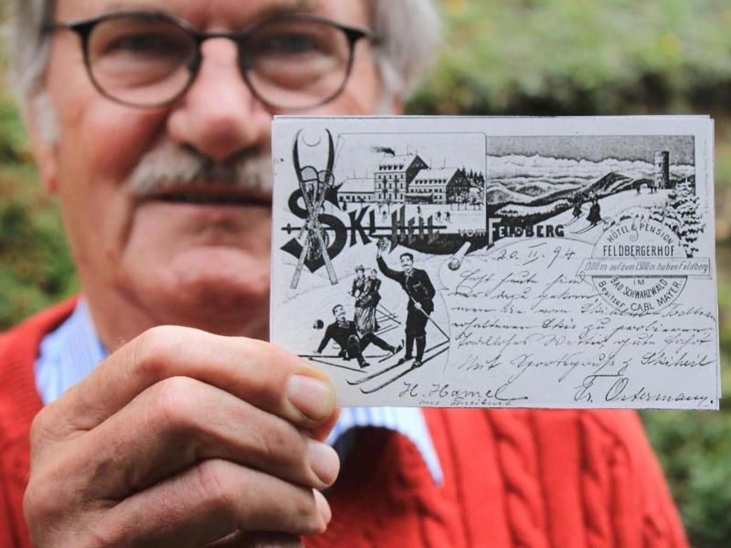 Reinhard Janus vom Skiclub Todtnau zeigt eine historische Postkarte vom Hotel «Feldberger Hof». Foto: Bernd F. Meier