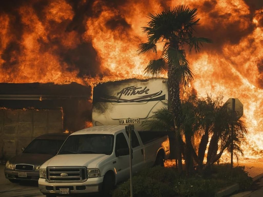 Ein Wohnhaus in Ventura steht vollständig in Flammen. Foto: Noah Berger