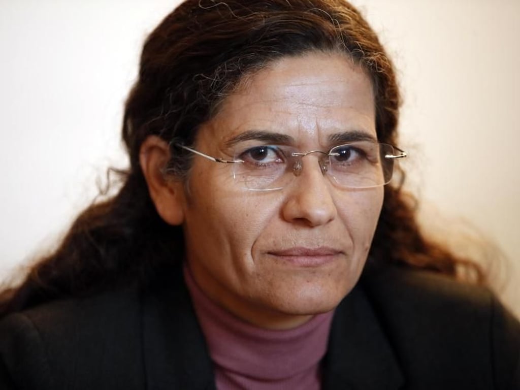 Ilham Ahmad, Ko-Vorsitzende des politischen Arms der Syrischen Demokratischen Kräfte, spricht auf einer Pressekonferenz in Paris. Foto: Christophe Ena/AP