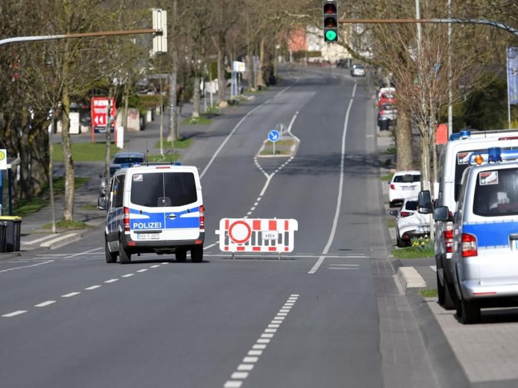 Der Weg in die Paderborner Innenstadt ist abgesperrt. Für die Entschärfung eine Bombe aus dem Zweiten Weltkrieg mussten 26.000 Menschen ihr Häuser verlassen. Foto: Henning Kaiser