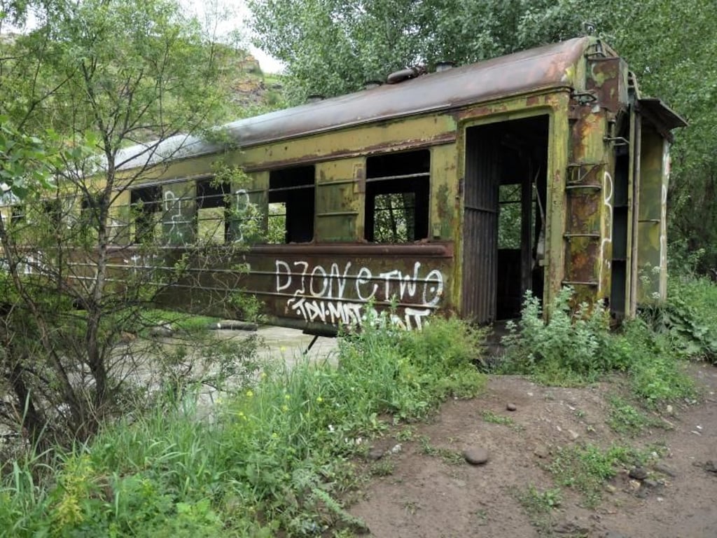 Der alte Eisenbahnwaggon wurde vor langer Zeit über den Fluss Parvani gestemmt und fungiert als Brücke. Foto: Annette Meinke-Carstanjen