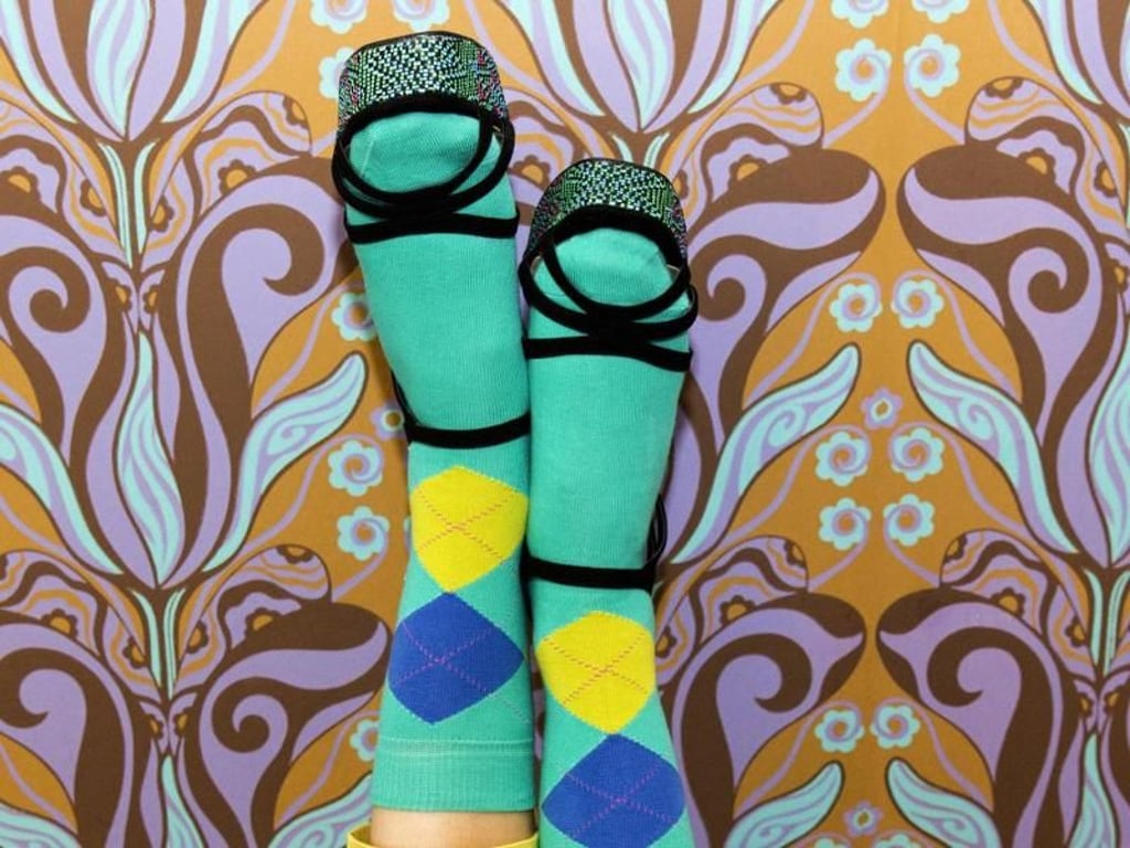 Muster und knallige Farben sind im Kommen. Bei den Frauen seien insbesondere Socken mit Rauten und Romben im Trend, wie bei diesem Klassiker von Burlington (ca. 10 Euro). Foto: Burlington