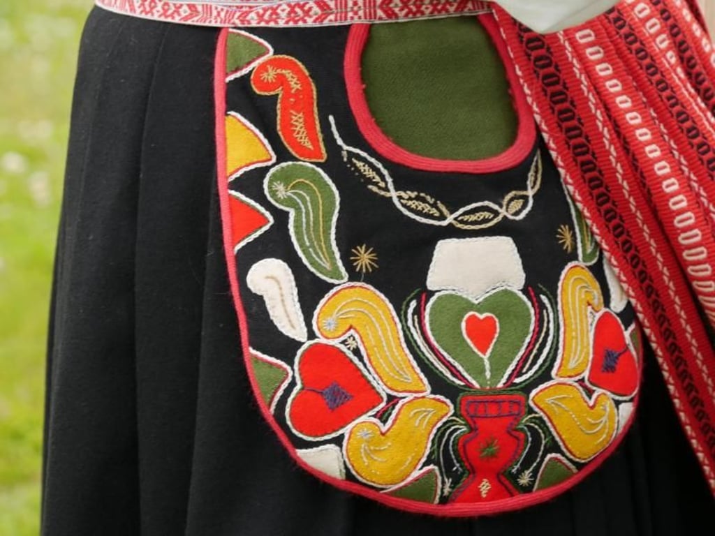 Oft ist die Tracht mit aufwendigen Verzierungen und Details versehen: Kenner wissen anhand der Farben und Formen, aus welcher Region jemand kommt. Foto: Isabelle Modler
