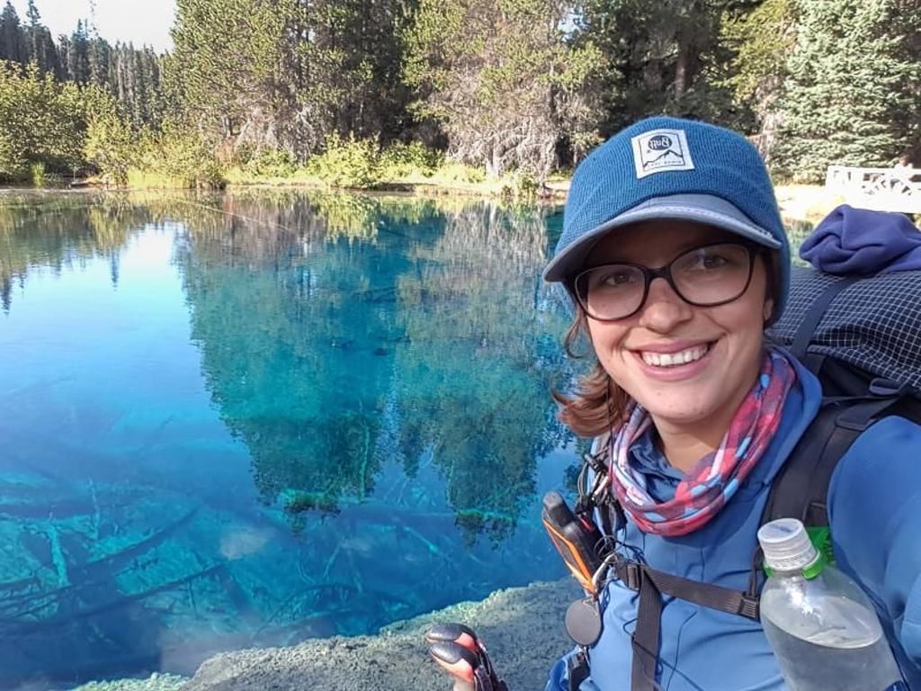 Stopp am Little Crater Lake: Sabine aus München ist allein auf dem PCT unterwegs. Foto: Sabine Baumgartner