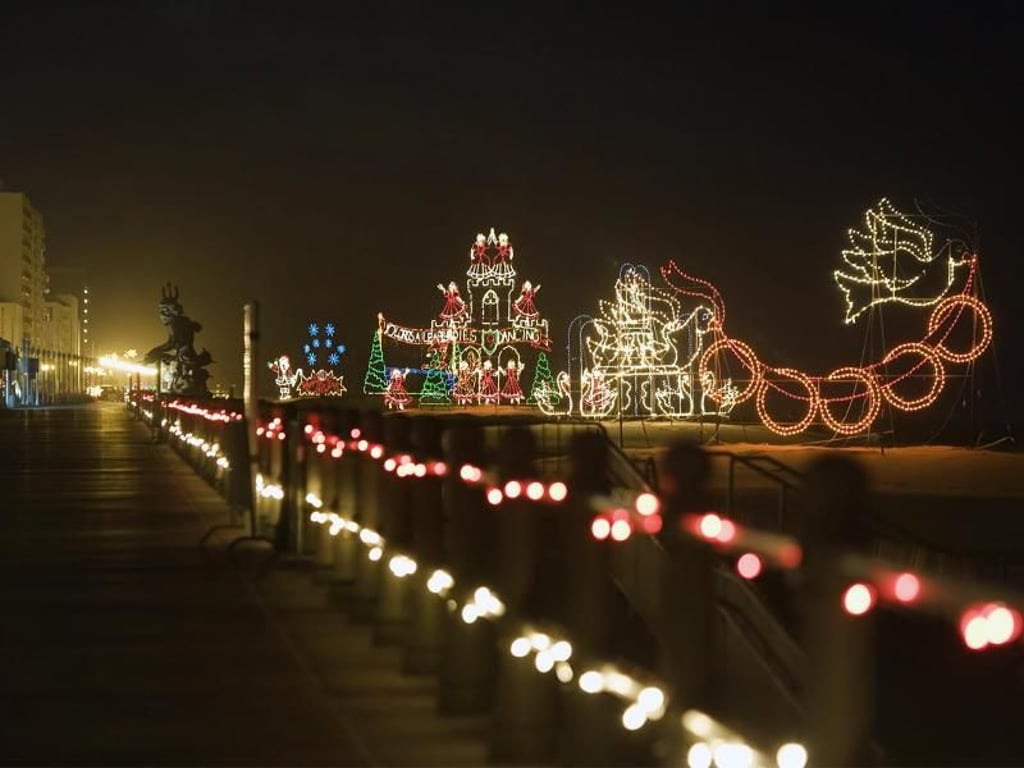 Was für ein Lichterspektakel: Die Strandpromenade von Virginia Beach wird in der Weihnachtszeit festlich beleuchtet. Foto: Virginia Beach/John M. Lesko