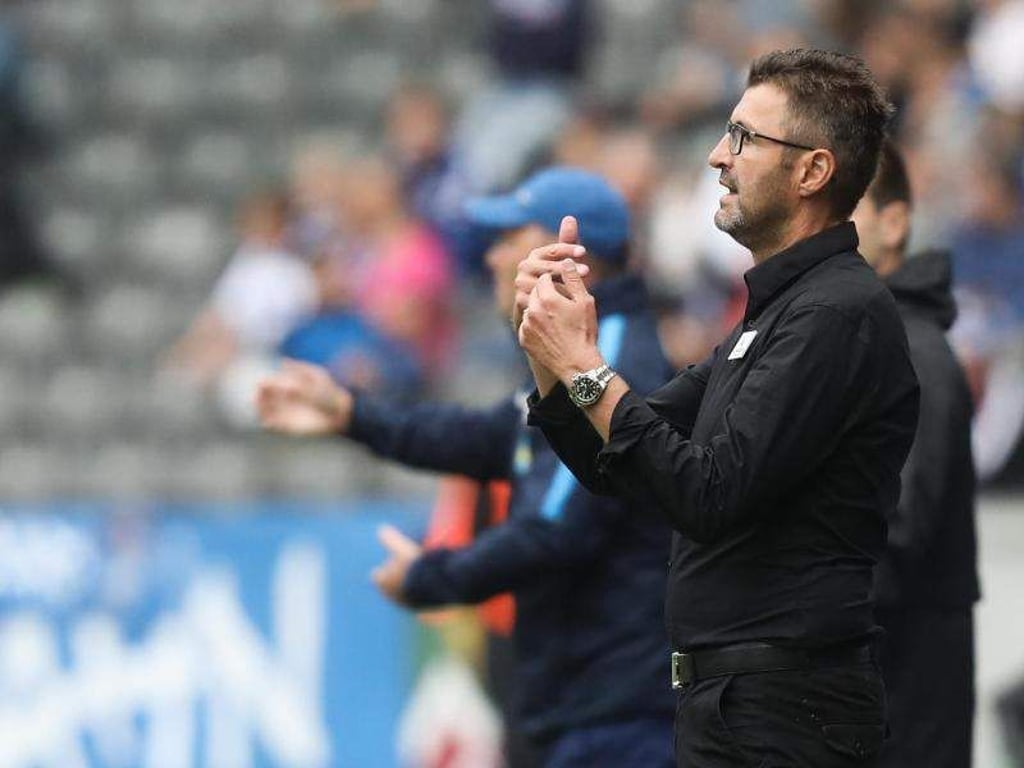 Nürnbergs Trainer Michael Köllner regt sich über den Videobeweis auf. Foto: Jörg Carstensen