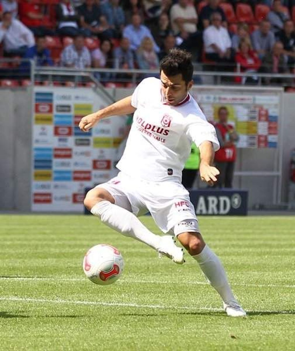 Halle, 11.08.2012, ERDGAS Sportpark, 3.Bundesliga, 5.Spieltag
Hallescher FC vs SpVgg Unterhachingen 0:1 (0:0).
Im Bild: der Hallenser Telmo TEIXEIRA REBELO am Ball.
Foto: WORBSER-Sportfotografie,
Veroeffentlichung honorarpflichtig, zzgl. 7% MwSt auf Konto;
Sparkasse Leipzig, BLZ: 86055592, Kto.-Nr.: 1630608498,
Fuer die Nutzung von Fotos gilt die AGB von WORBSER-Sportfotografie.