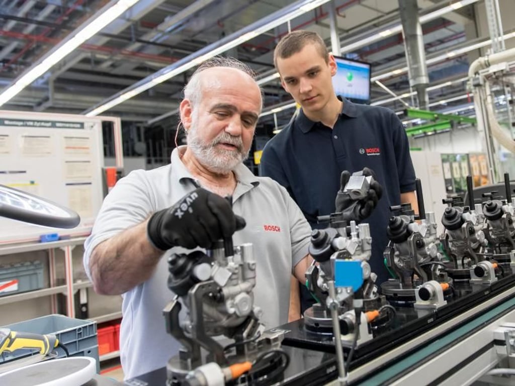 Hier erklärt ein Kollege Möldner die Produktionslinie für Einspritzpumpen. Foto: Daniel Maurer