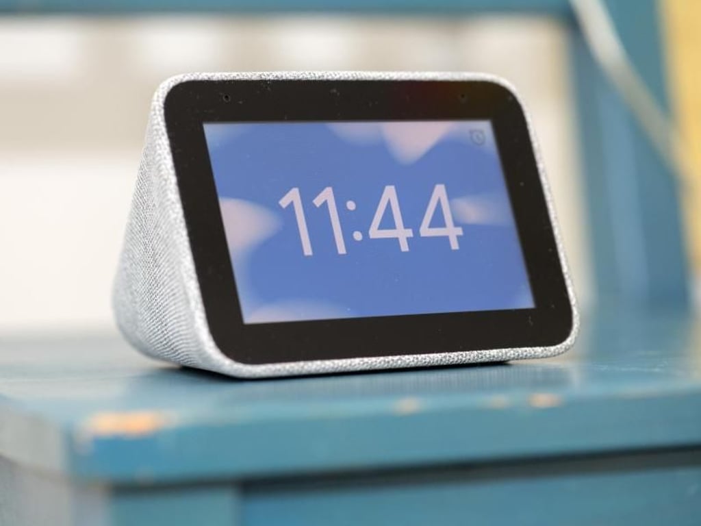 Smarter Wecker auf dem Nachttisch. Lenovos Smart Clock will ein Radiowecker mit modernen Zusatzfunktionen wie Sprachsteuerung und Streaming sein. Foto: Andrea Warnecke/dpa-tmn
