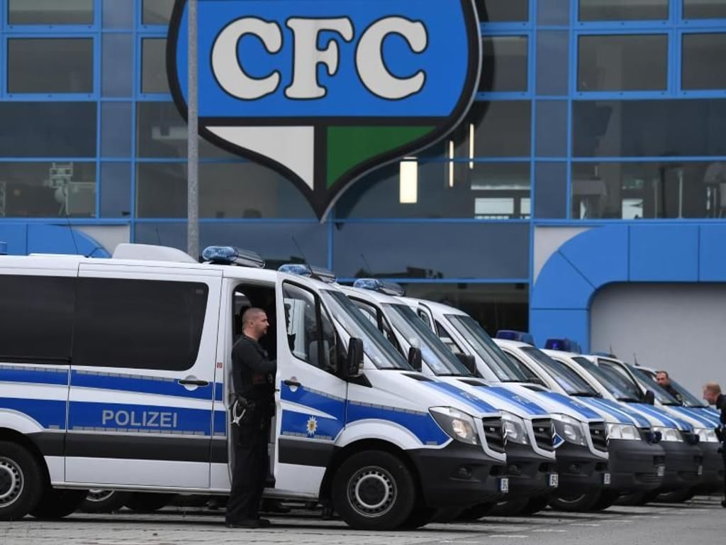 Polizeifahrzeuge vor Beginn der Demonstration vor dem Stadion in Chemnitz. Foto: Ralf Hirschberger