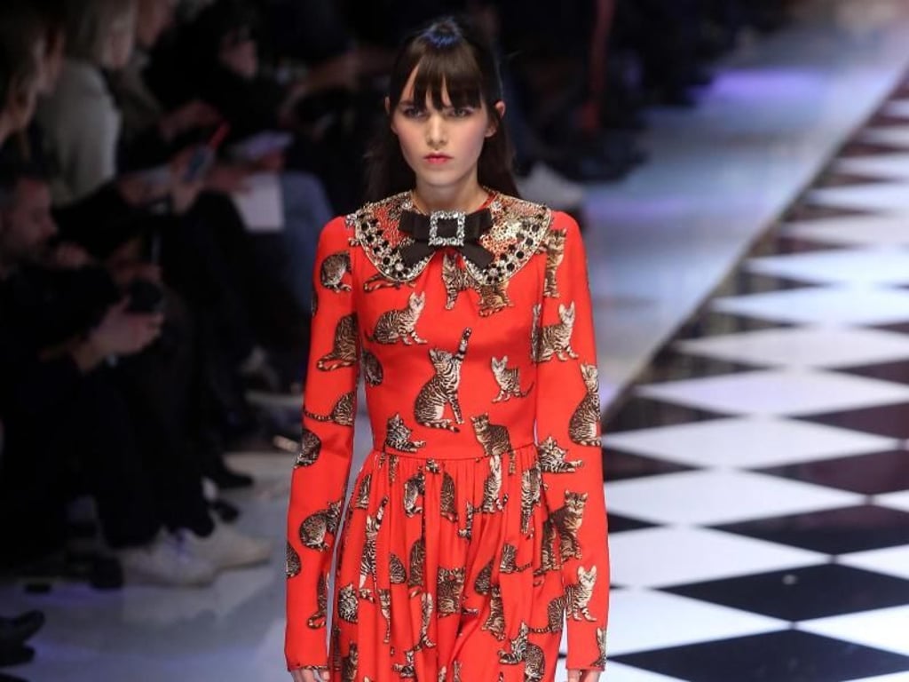 Lady in Red bei der Märchen-Show von Dolce & Gabbana in Mailand. Foto: Matteo Bazzi