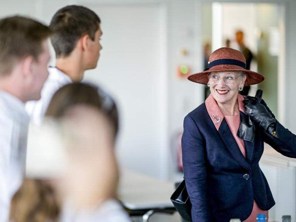 Dänemarks Königin Margrethe II. spricht mit Schülern der dänischen Schule Duborg-Skolen. Foto: Axel Heimken