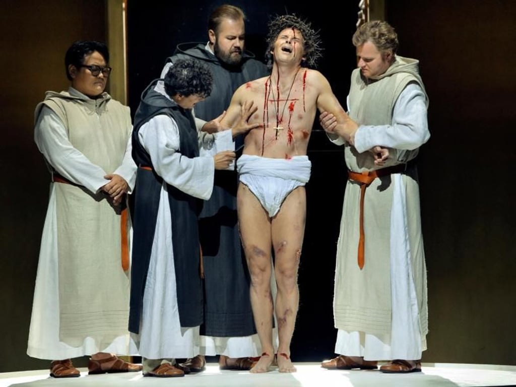 Szene aus "Parsifal" mit Charles Kim (3. Knappe), Tansel Akzeybek (1. Gralsritter), Timo Riihonen (2. Gralsritter), Ryan McKinny (Amfortas), Stefan Heibach (4. Knappe). Foto: Bayreuther Festspiele/Enrico Nawrath