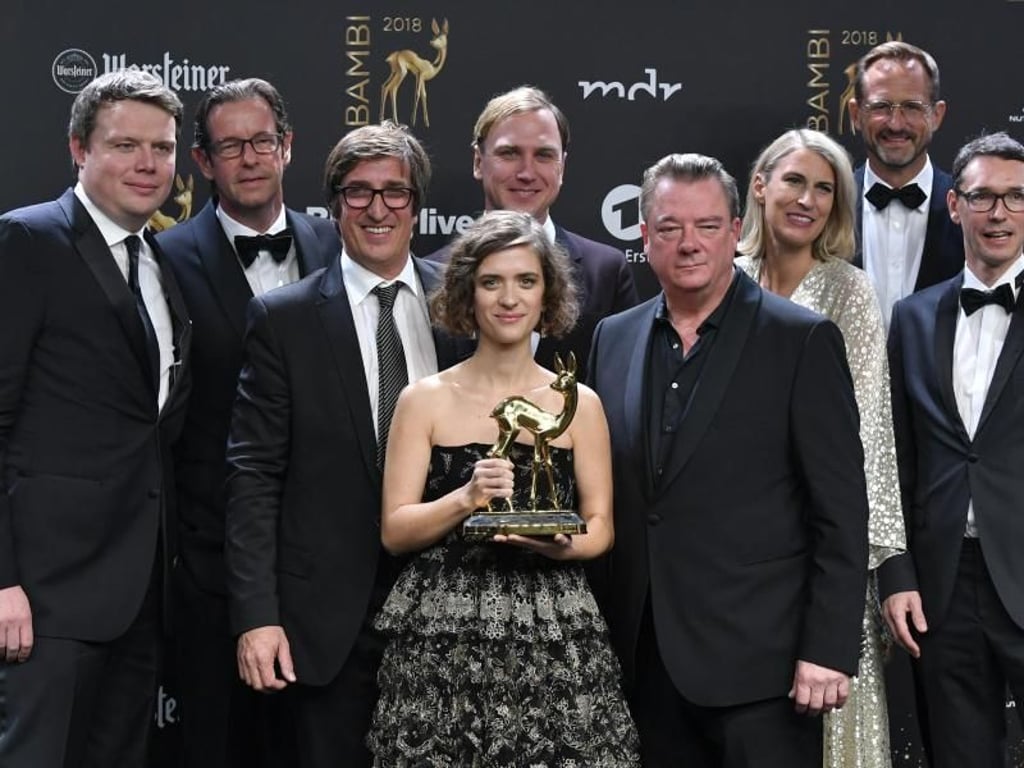 Das Team von «Babylon Berlin» freut sich über den Serien-Bambi. Foto: Jens Kalaene