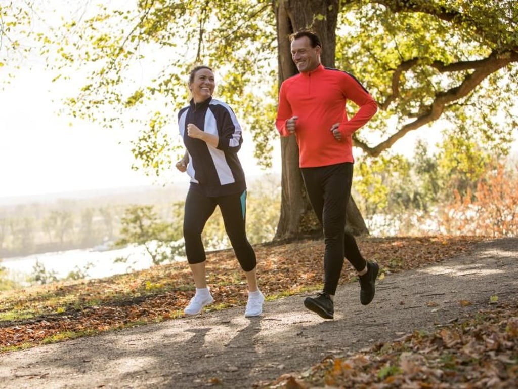 Hält auch das Immunsystem fit: Wer sich regelmäßig bewegt, wird oft auch besser mit Viren und Co. fertig. Foto: Christin Klose