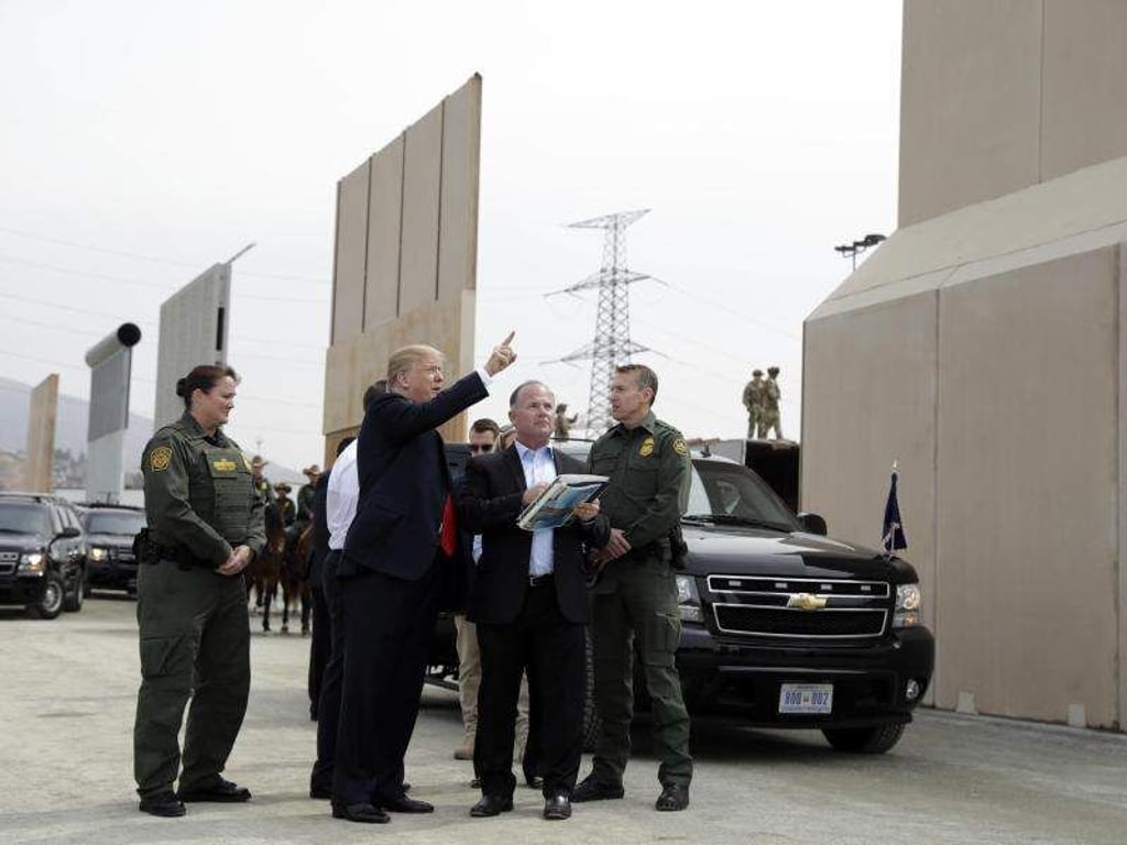 Donald Trump besichtigt im kalifornischen San Diego Prototypen für seine Grenzmauer zu Mexiko. Foto: Evan Vucci