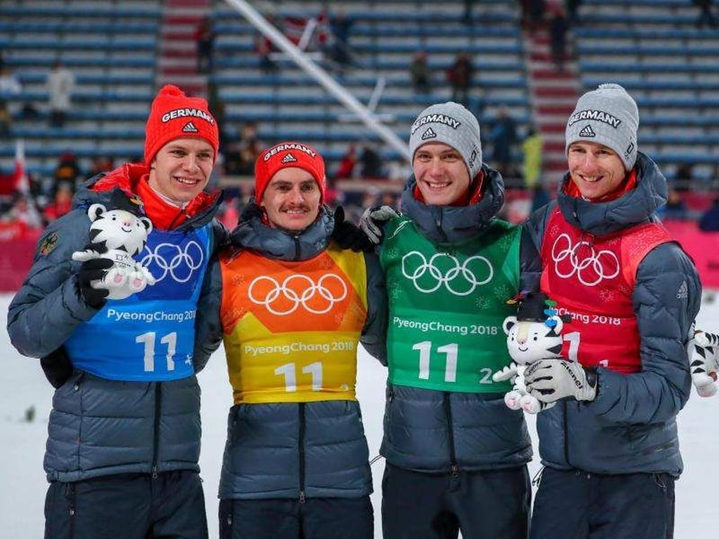 Andreas Wellinger (l) hat im Teamspringen mit Richard Freitag, Stephan Leyhe und Karl Geiger Silber geholt. Foto: Daniel Karmann