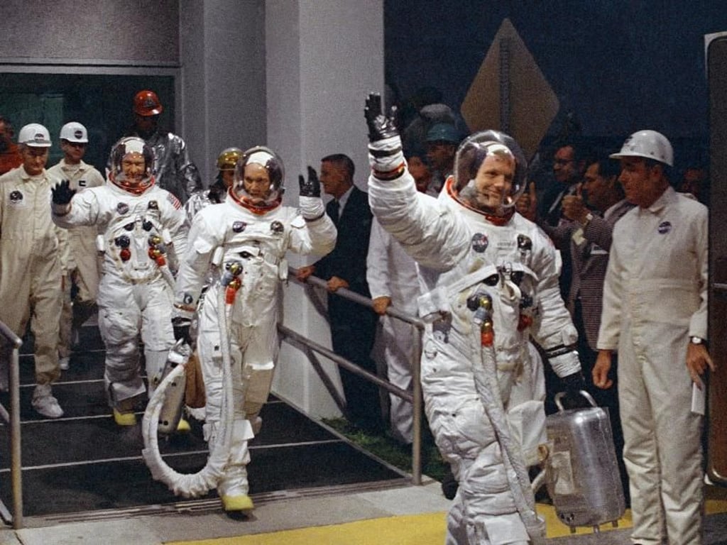 Neil Armstrong (r-l), Michael Collins und Buzz Aldrin auf dem Weg zu einem Wagen, der sie zur Startrampe im Kennedy Space Center bringen wird. Foto: AP