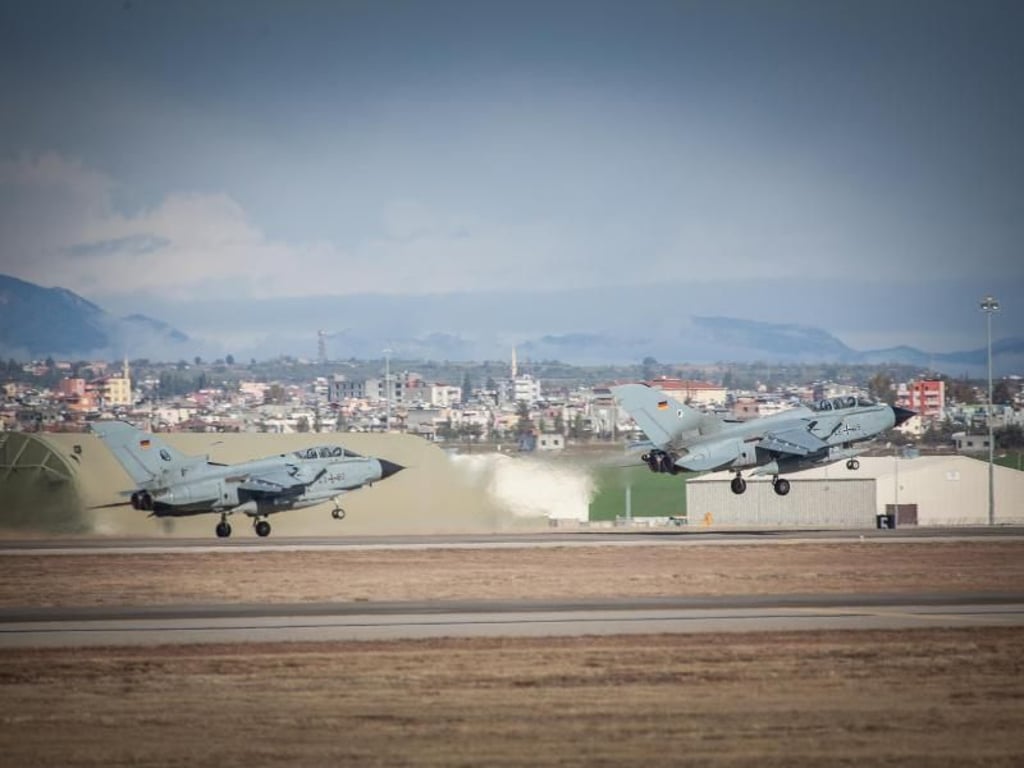 Zwei Recce-Tornados der Luftwaffe der Bundeswehr starten im Rahmen des Einsatzes Counter DAESH in Incirlik. Inzwischen starten die Aufklärungsjets von Jordanien aus. Foto: Bundeswehr/Falk Bärwald