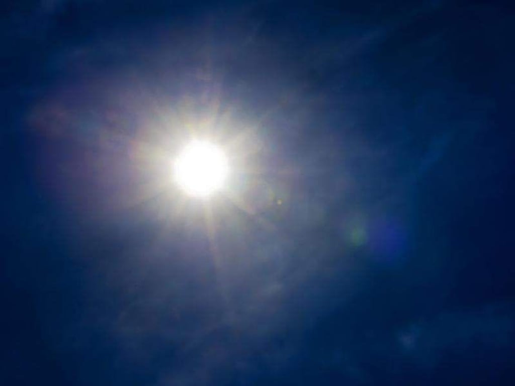 Grell scheint die Sonne am Himmel. Foto: Arno Burgi/Archiv