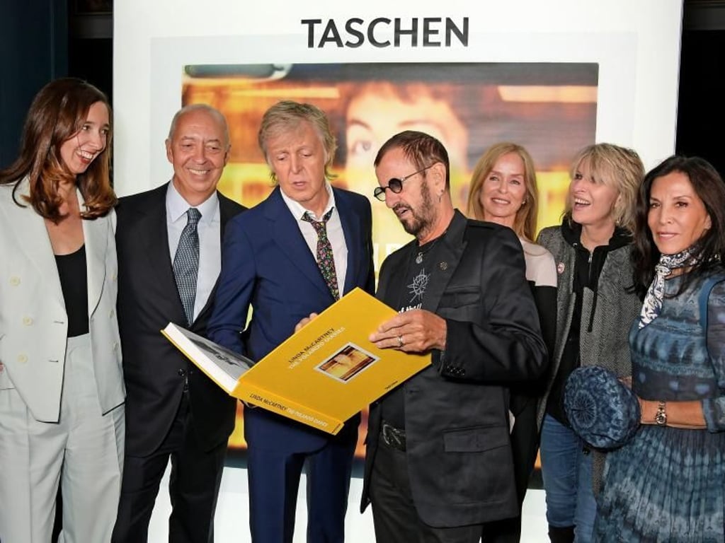 Auch von Ringo Starr gibt es Polaroids. Und beim Launch mit dabei: Marlene Taschen, Benedikt Taschen, Paul McCartney, Chrissie Hynde und Olivia Harrison. Foto: Dave Benett