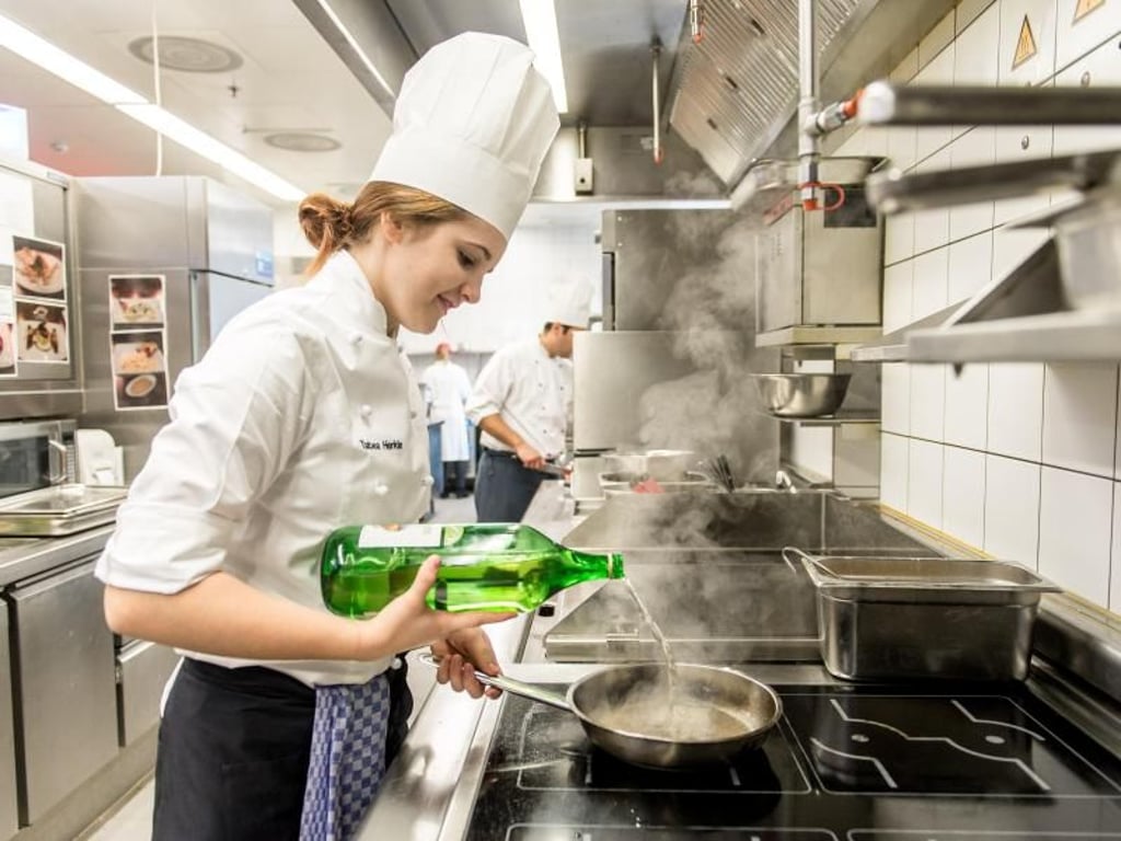 Achtung, heiß und fettig! Die angehende Köchin Tabea Herkle muss sehr umsichtig arbeiten, sonst drohen Verletzungen. Herkle lernt im Mövenpick Hotel in Stuttgart. Foto: Daniel Maurer