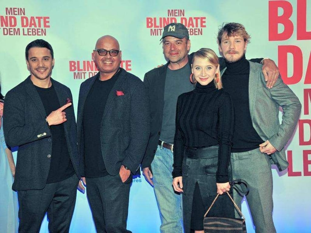 Kostja Ullmann (l-r), Saliya Kahawatte, Marc Rothemund, Anna Maria Mühe und Jacob Matschenz bei der Premiere von «Mein Blind Date mit dem Leben» in München. Foto: Ursula Düren