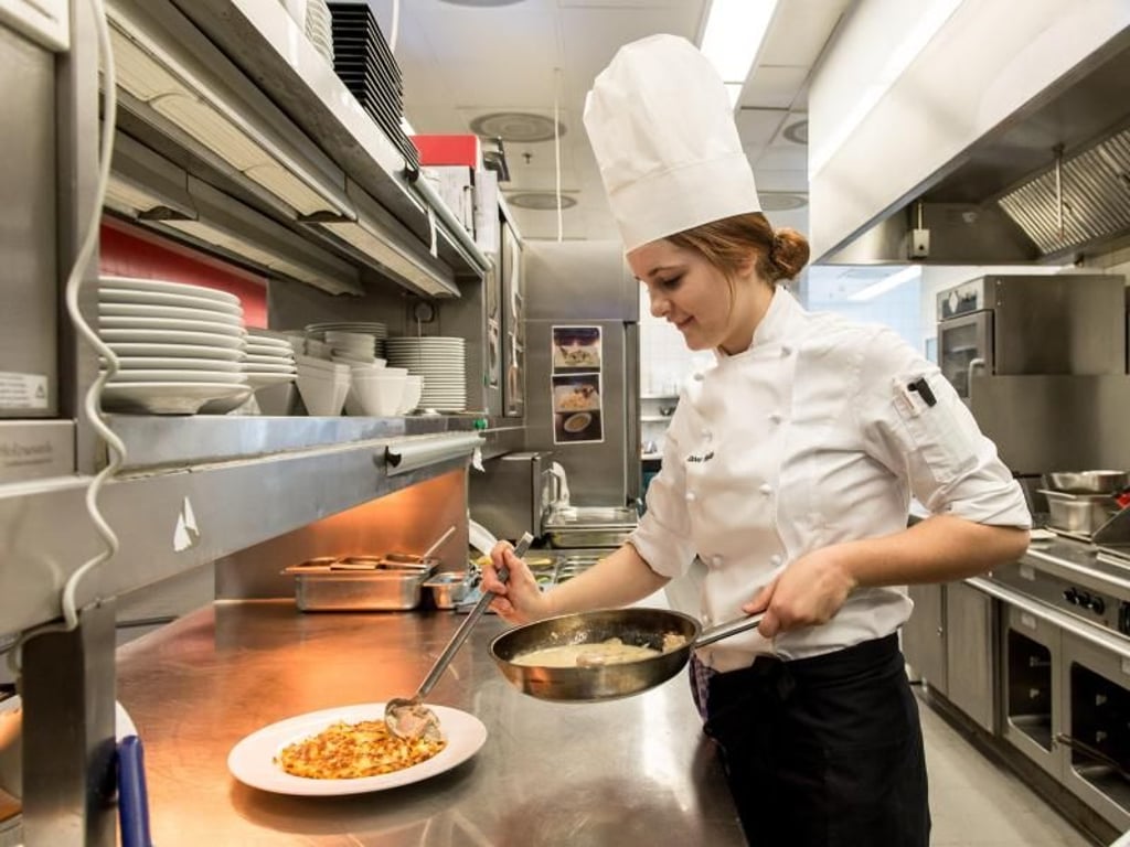 Hantiert den ganzen Tag mit Pfannen und Töpfen: Tabea Herkle ist im 2. Lehrjahr zur Köchin beim Mövenpick Hotel in Stuttgart. Die Arbeit kann ganz schön auf die Knochen gehen. Wer die Lehre machen will, muss deshalb körperlich fit sein.
Foto: Daniel Maurer