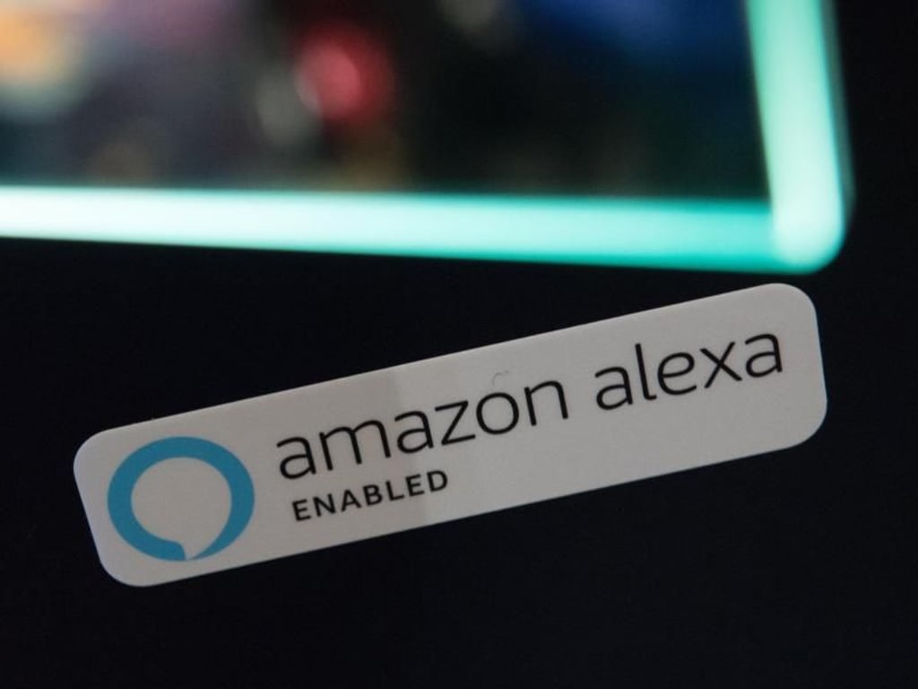 Amazons Alexa wird 2018 zu den Gewinnern gehören und in immer mehr Geräten eingebaut sein. Hier steckt der Sprachassistent bereits in einem Badezimmerspiegel. Foto: Andrea Warnecke/dpa-tmn