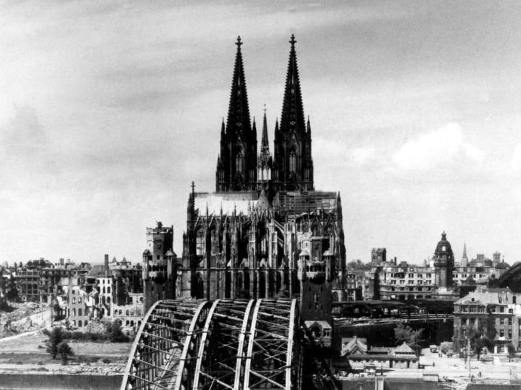 Die historische Aufnahme von 1944 zeigt den Blick auf den Kölner Dom, der als einziges Bauwerk aus den Trümmern der Stadt hervorragt. Dem Schriftsteller Heinrich Böll war das zerstörte Köln am liebsten. Foto: dpa/dpa-tmn