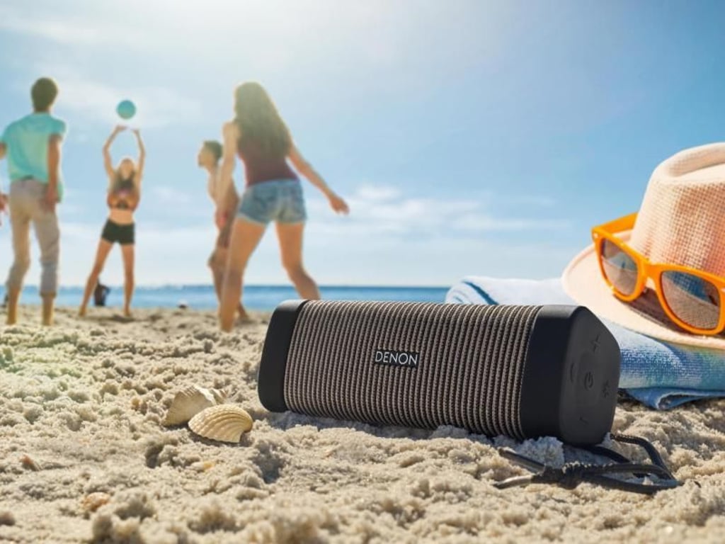 Staub- und spritzwassergeschützt fühlt sich Denons DSB-250BT (rund 180 Euro) auch am Strand wohl. Foto: Denon