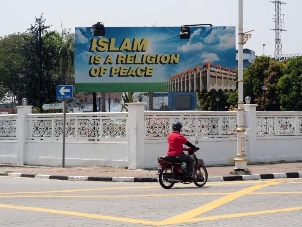 «Der Islam ist eine Religion des Friedens» heißt es auf einem großflächigen Plakat in Ipoh. Foto: Andreas Drouve