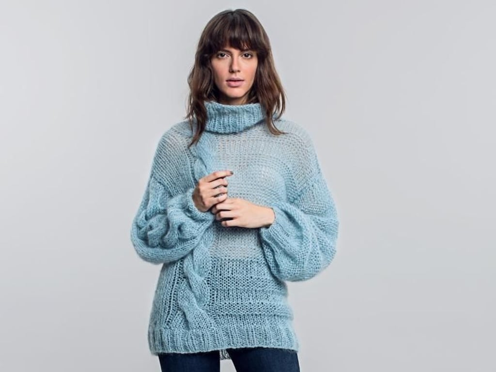 Besonders angesagt sind derzeit Oversize-Silhouetten. Foto: Initiative Handarbeit/Georg Roske