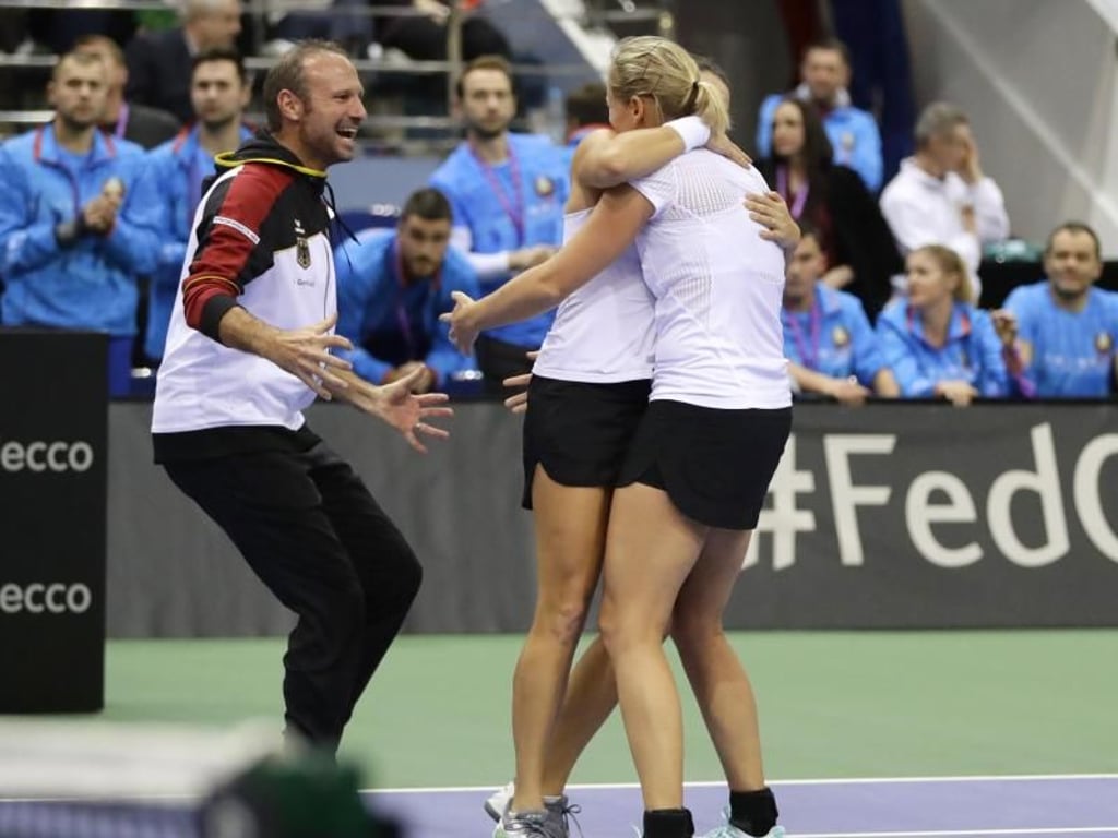 Teamchef Jens Gerlach (l) stürmt auf das sich umarmende siegreiche Doppel aus Anna-Lena Grönefeld (r) und Tatjana Maria zu. Foto: Sergei Grits