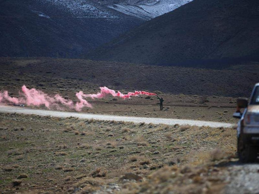 Ein Helfer des Rettungsteams feuert eine Leuchtrakete ab. Die iranischen Revolutionsgarden haben den Absturzort des Aseman-Air-Passagierflugzeugs gefunden. Foto: Arya Jafari/XinHua