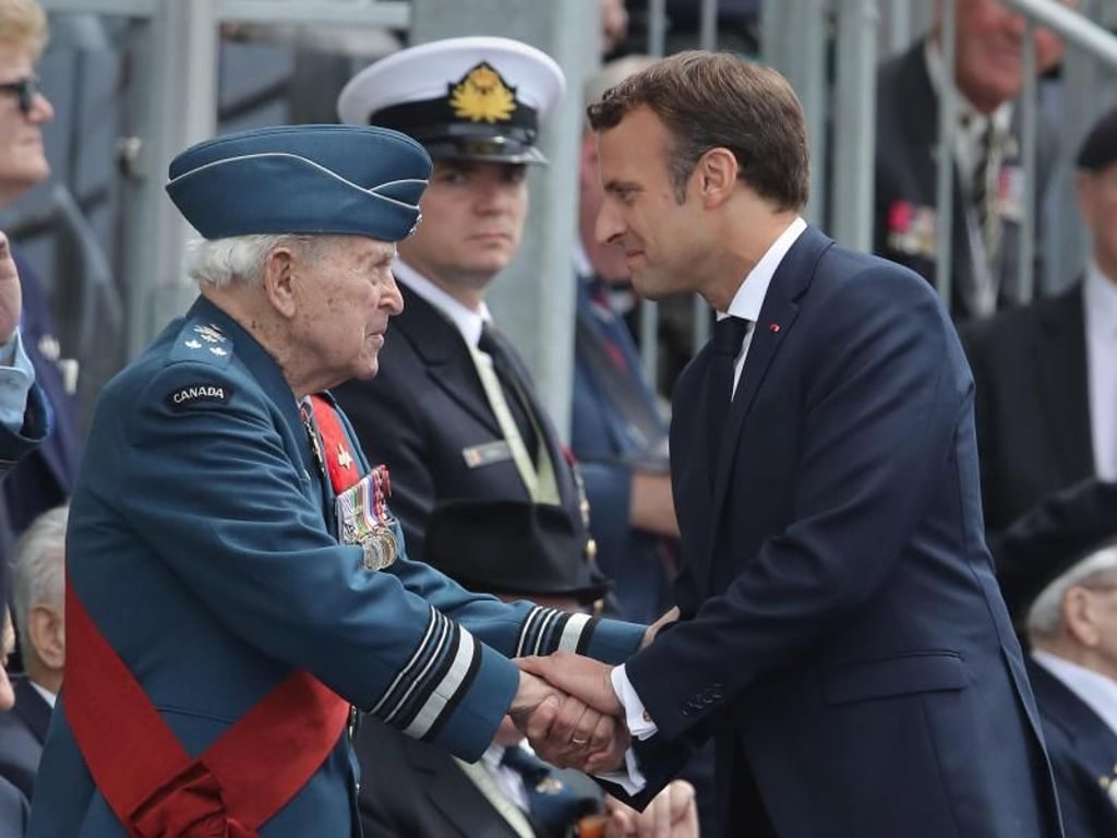 Frankreichs Präsident Emmanuel Macron im Gespräch mit einem Veteranen. Foto: Andrew Matthews/PA Wire
