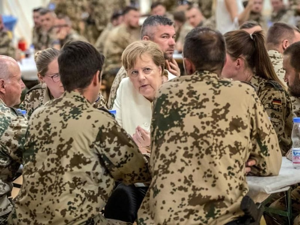 Die Kanzlerin im Gespräch mit Bundeswehrsoldaten im nordmalischen Gao. Foto: Michael Kappeler