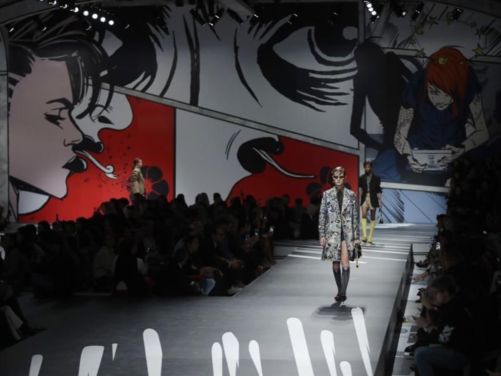 Mäntel sind das große Thema bei Prada - und das in allen Variationen. Foto: Luca Bruno
