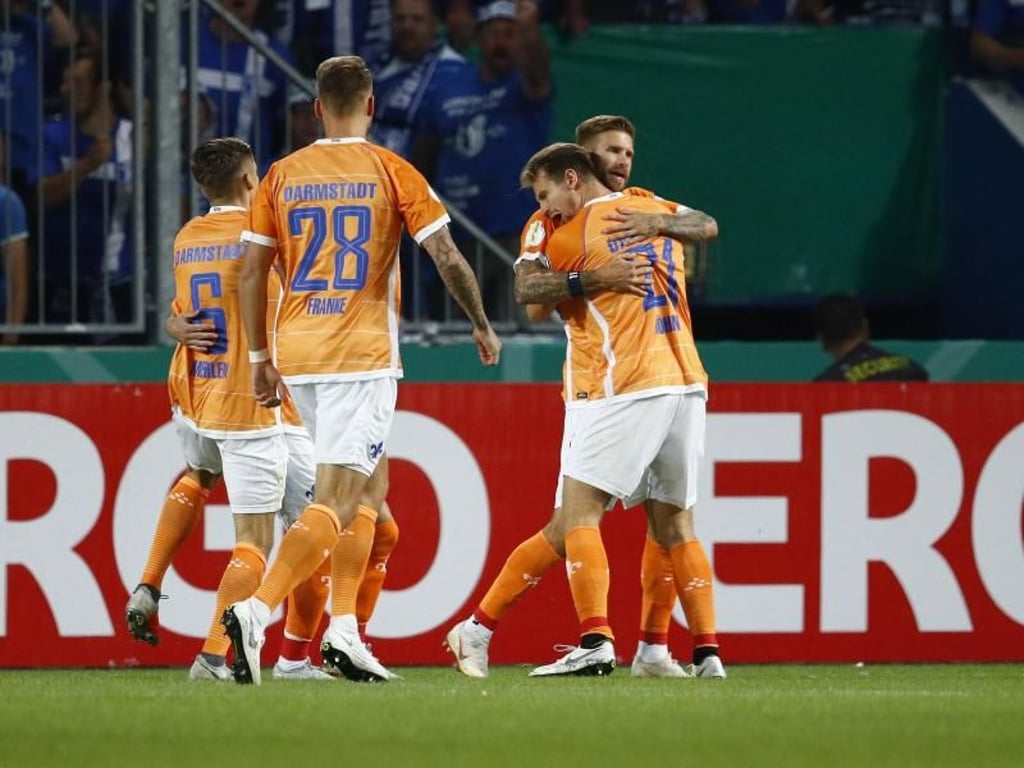Darmstadts Torschütze Tobias Kempe (r) wird von seinen Kollegen gefeiert. Foto: Joachim Sielski