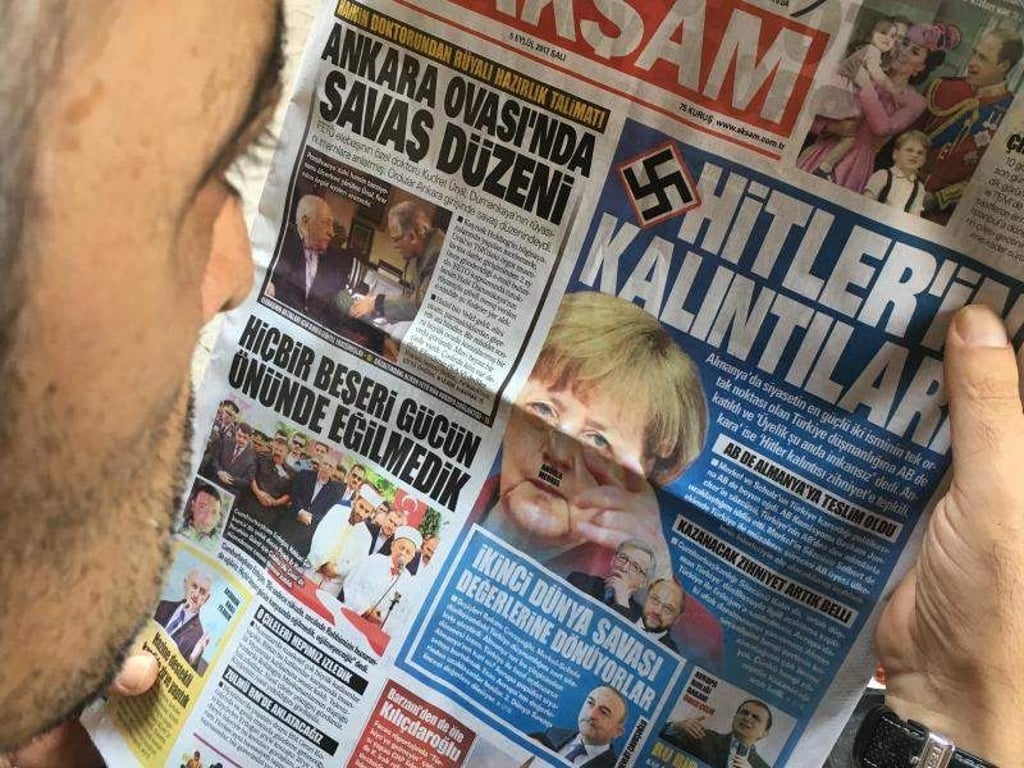 Diese Zeiten sollen vorbei sein: Die türkische Tageszeitung «Aksam» schmäht Angela Merkel mit einem Hakenkreuz, einem Hitler-Bart und der Schlagzeile: «Hitlers Überbleibsel». Foto: Linda Say
