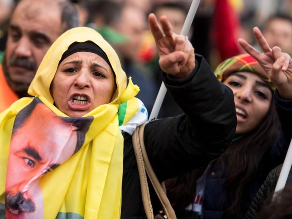 Die türkische Militäroffensive in Nordsyrien treibt in Köln protestierende Kurden auf die Straße. Foto: Marius Becker